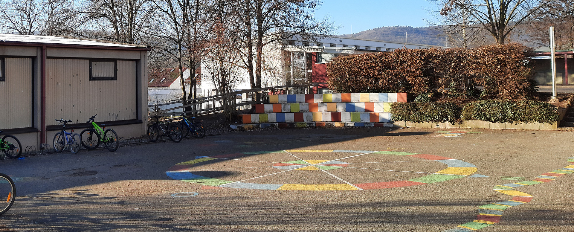 Grundschule Haldenschule Rommelshausen - Bild Schulhof