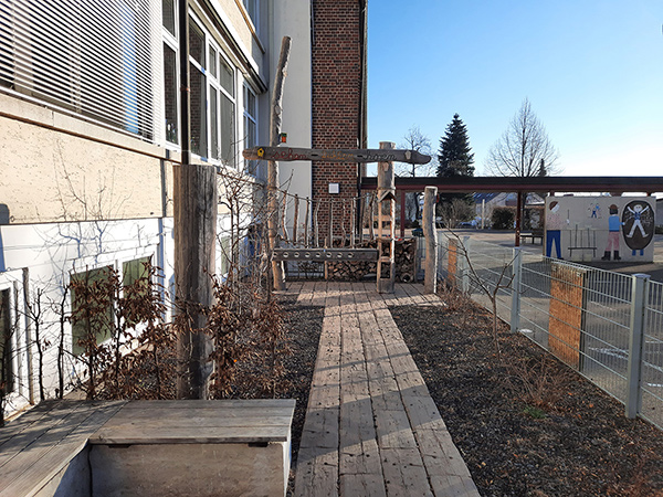 Bild 6: Fühlpfad im Schulgarten