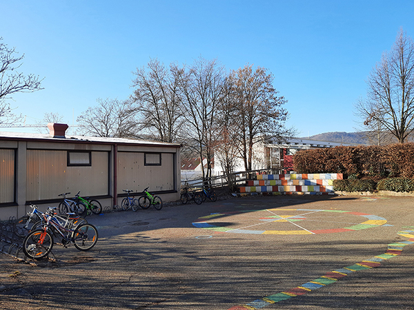 Bild 10: Fahrradparkplatz mit Blick auf Turnhalle / unterer Schulhof