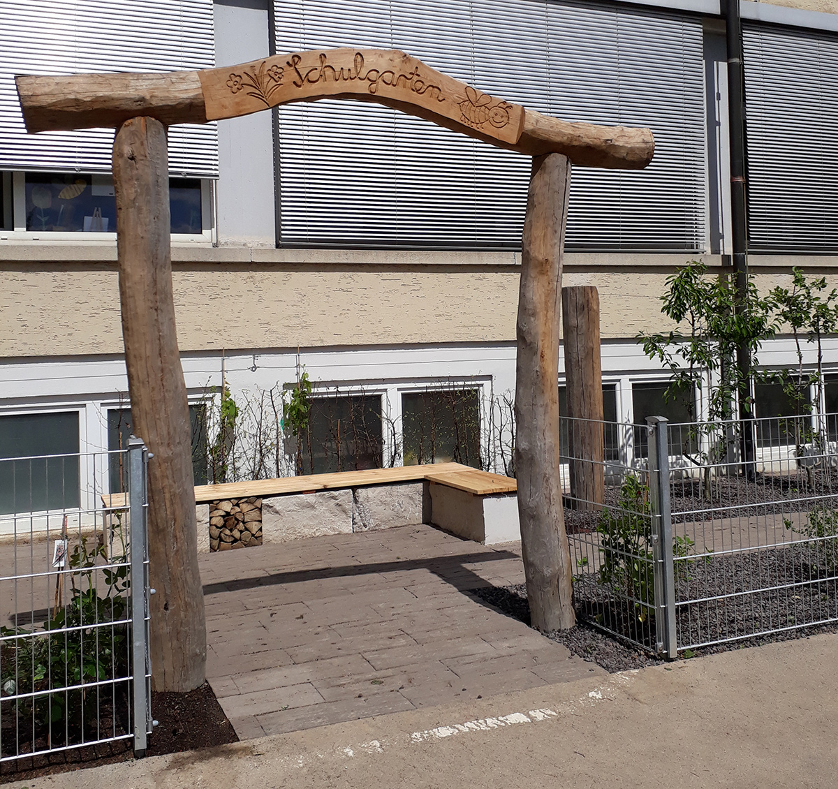 Bild vom Eingang zum Schulgarten der Haldenschule Rommelshausen